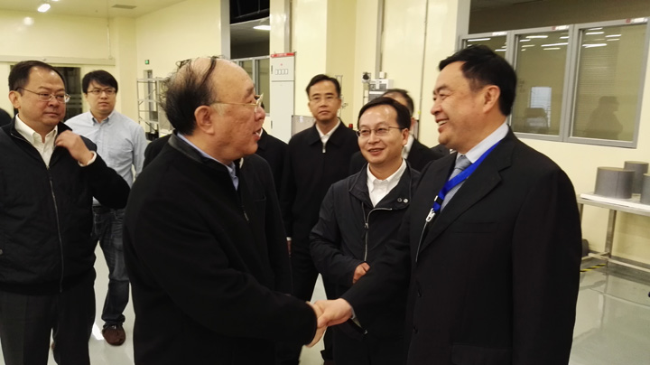 2重慶市市長黃奇帆與趙振元同志親切交談，中立者為重慶超硅總經(jīng)理長陳猛.jpg