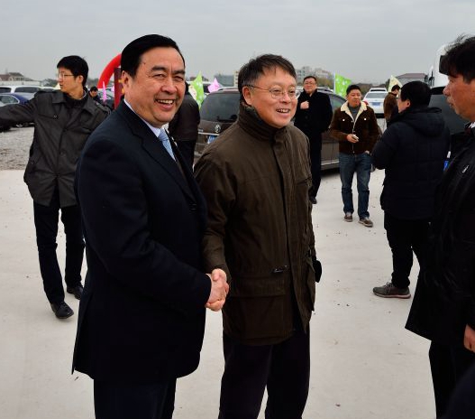 趙振元同志與上?？萍即髮W(xué)校長江綿恒親切交談.jpg