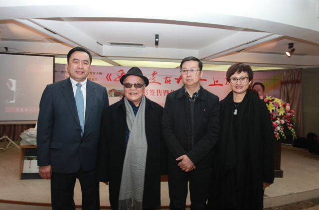 16-趙振元和四川人民出版社社長(zhǎng)黃立新、中外散文詩(shī)學(xué)會(huì)主席、著名作家海夢(mèng)親切合影.jpg