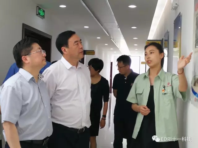 7-趙振元、孫鴻偉及會(huì)議代表參觀江蘇太極文化墻.jpg