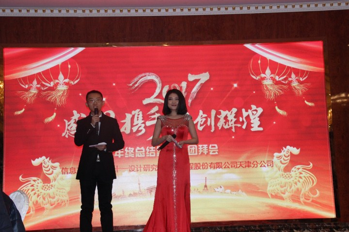 6-主持人與臺(tái)下觀(guān)眾互動(dòng)，氣氛活躍.jpg
