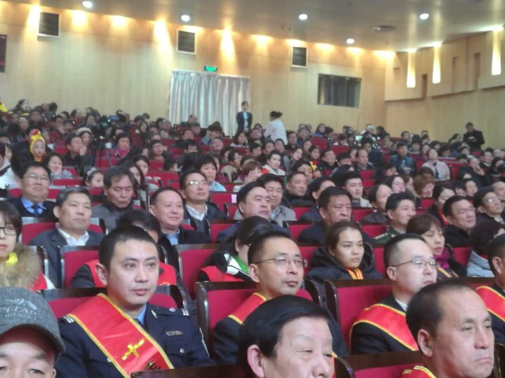 2-趙振元同志與袁三軍市委書記、市人大主任李明楨、市政協(xié)主席談得勝、駐鞏義部隊首長等一起觀看晚會.jpg