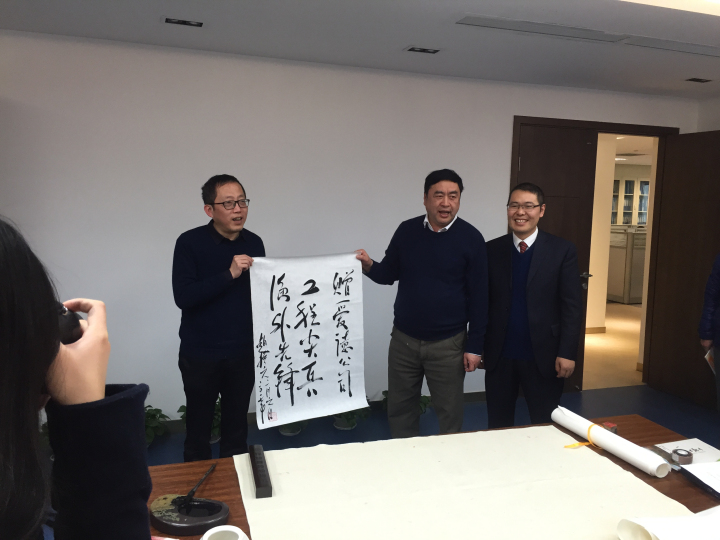 5-趙振元同志與愛德公司總經(jīng)理鄒克，首席顧問崔永祥親切合影.jpg