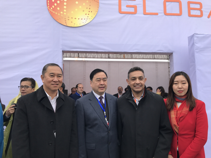 3-趙振元與格羅方德全球首席執(zhí)行官桑杰.賈（右二）、副總裁洪啟財（左一）等親切合影.jpg