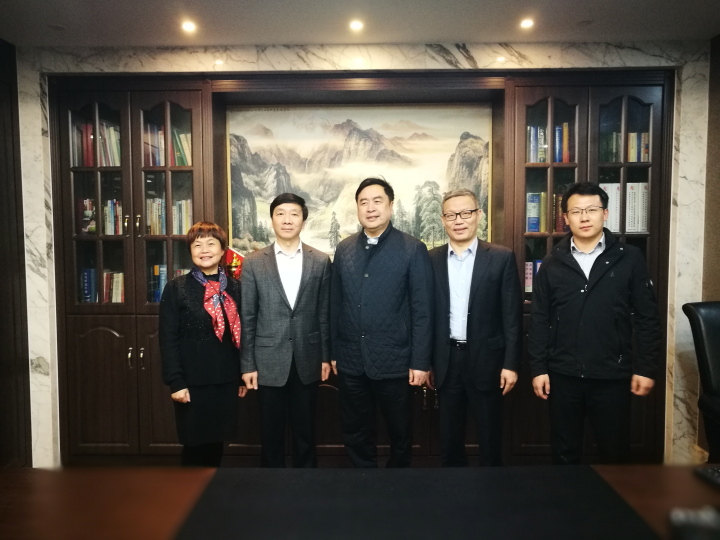 2-趙振元同志與無錫產(chǎn)業(yè)集團黨委副書記、工會主席劉濤、太極實業(yè)黨委書記褚兵、太極實業(yè)黨委副書記、工會主席陳月芳、太極實業(yè)董事會秘書丁奎一行親切合影.jpg