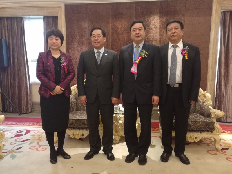 9-趙振元與袁三軍（右一）、孫淑芳（左一）、李中航（左二）親切合影.jpg