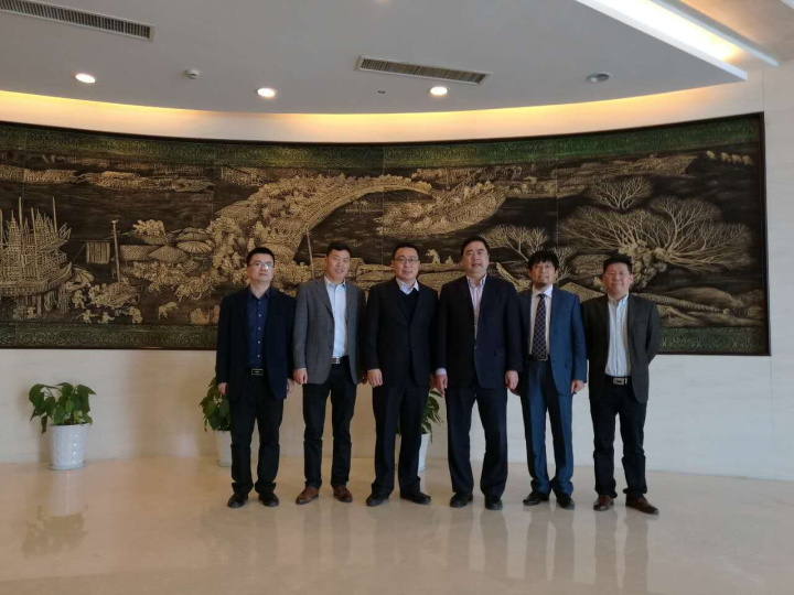 9-趙振元、周安舉、賀奎田、郭明偉與與中天集團(tuán)總裁薛馳、中天科技新能源產(chǎn)業(yè)鏈總經(jīng)理曹紅彬親切合影.jpg