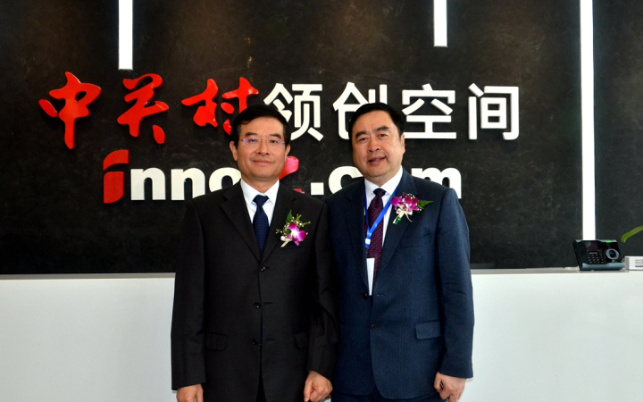 22-趙振元同志與成都市政協(xié)副主席、黨組副書記郝康理親切合影.jpg